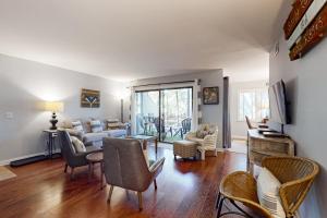 ein Wohnzimmer mit Couch und Stühlen in der Unterkunft Racquet Club Villas 2327 in Hilton Head Island + 36 Fotos