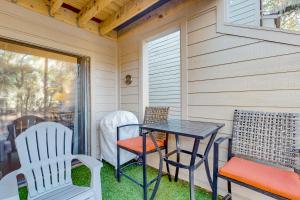 einen Tisch und Stühle auf der Veranda eines Hauses in der Unterkunft Racquet Club Villas 2327 in Hilton Head Island