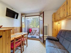 un salon avec un canapé et une table dans l'établissement Studio Résidence des Montagnes by Interhome, à Bellevaux