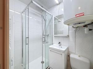 une salle de bains avec douche, toilettes et lavabo dans l'établissement Studio Résidence des Montagnes by Interhome, à Bellevaux