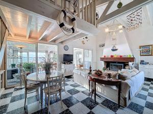 卡诺海滩Holiday Home Les cabanes de Pérols by Interhome的配有沙发和桌子的厨房和客厅