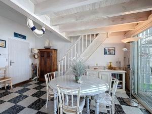 卡诺海滩Holiday Home Les cabanes de Pérols by Interhome的餐厅里有一张桌子和几把椅子 更多39张照片