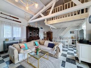 卡诺海滩Holiday Home Les cabanes de Pérols by Interhome的客厅里有一张沙发和一张桌子。