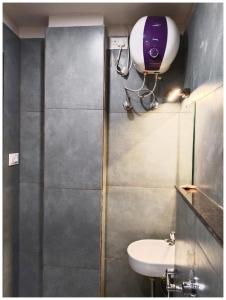 ein Badezimmer mit Toilette, Waschbecken und Dusche in der Unterkunft HOTEL JEET DIGHA- Sea Beach Prime Location #400M New Digha Beach #Luxurious #Restaurant in Digha