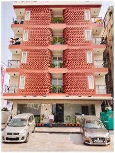 zwei Autos vor einem Gebäude geparkt in der Unterkunft HOTEL JEET DIGHA- Sea Beach Prime Location #400M New Digha Beach #Luxurious #Restaurant in Digha