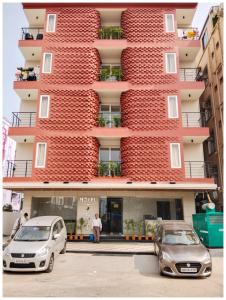 zwei Autos vor einem Gebäude geparkt in der Unterkunft HOTEL JEET DIGHA- Sea Beach Prime Location #400M New Digha Beach #Luxurious #Restaurant in Digha