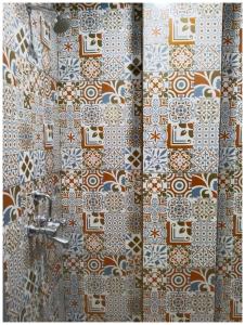 ein Bad mit einer Dusche und einer Fliesenwand in der Unterkunft HOTEL JEET DIGHA- Sea Beach Prime Location #400M New Digha Beach #Luxurious #Restaurant in Digha