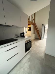 Kuchyň nebo kuchyňský kout v ubytování Le Vieux Bourg Apartment 3, Modern 2 bedroom Apartment