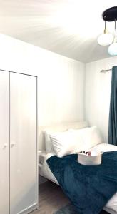 Giường trong phòng chung tại Irenic Luxury Rentals