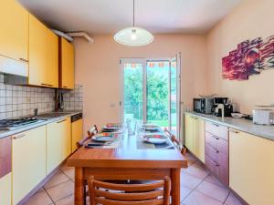 Kuchyň nebo kuchyňský kout v ubytování Apartment Letizia by Interhome