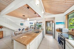 Η κουζίνα ή μικρή κουζίνα στο Kahana Village 17 · KHV 17 Spacious 2BD Condo w Oceanviews and S