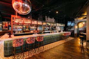 um bar num restaurante com muito álcool em Holiday Inn Express - Derry - Londonderry by IHG em Derry Londonderry