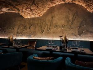 ein Esszimmer mit Tischen und Stühlen und einer Wand mit dem Wort „Jahrestag“ in der Unterkunft Pullman Riga Old Town - Renovated 2025 in Riga