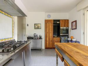 une cuisine avec une cuisinière et un comptoir dans l'établissement Holiday Home Engel by Interhome, à Casa Mora