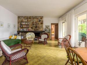 un salon avec un canapé, des chaises et une cheminée dans l'établissement Holiday Home Engel by Interhome, à Casa Mora