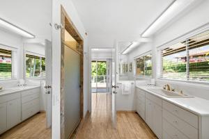 Kuchyň nebo kuchyňský kout v ubytování Hale Kalapu · Large Home 180° Ocean Views Walk2Beach Hale Kalapu + 58 fotografií