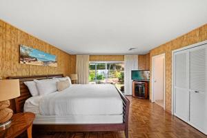Ένα ή περισσότερα κρεβάτια σε δωμάτιο στο Hale Kalapu · Large Home 180° Ocean Views Walk2Beach Hale Kalapu