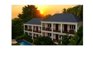 Východ nebo západ slunce při pohledu z chaty nebo okolí