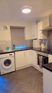 Η κουζίνα ή μικρή κουζίνα στο Cosy newly refurbished home away from home