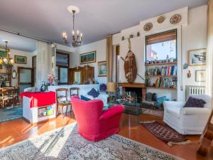 un salon avec des chaises rouges et une cheminée dans l'établissement Holiday Home Al Canaiolo by Interhome, à Impruneta