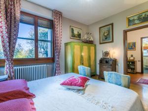 - une chambre avec un lit doté d'un oreiller rose dans l'établissement Holiday Home Al Canaiolo by Interhome, à Impruneta