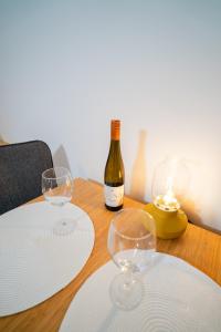 einen Tisch mit zwei Weingläsern und einer Flasche Wein in der Unterkunft Fully Equipped Studio in Prime Linné and Haga in Göteborg