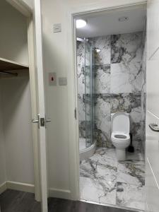 Phòng tắm tại Train Station Spacious Apartments - Free Wifi, Netflix & Paid Parking Opposite