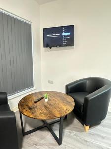 TV/trung tâm giải trí tại Train Station Spacious Apartments - Free Wifi, Netflix & Paid Parking Opposite