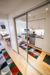 Zimmer mit Küche und Wohnzimmer in der Unterkunft Fully Equipped Studio in Prime Linné and Haga in Göteborg