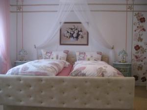 ein Schlafzimmer mit einem Himmelbett in der Unterkunft Ferienwohnung für 4 Personen ca 100 m in Steinen, Rheinland-Pfalz Westerwald in Steinen + 13 Fotos