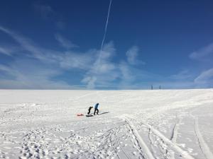 dos personas de pie en una ladera cubierta de nieve en Fewo 5 Jahreszeiten, en Bell