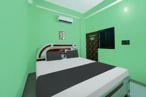 Ένα ή περισσότερα κρεβάτια σε δωμάτιο στο Hotel O Luxury