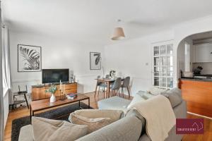 a living room with a couch and a table at Hitchin - Millstream - 2 Bedroom Coach House in Ickleford