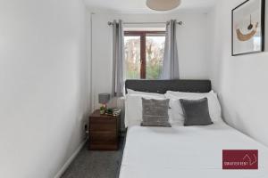 Postel nebo postele na pokoji v ubytování Hitchin - Millstream - 2 Bedroom Coach House