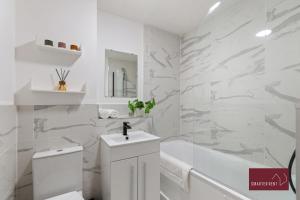 Koupelna v ubytování Hitchin - Millstream - 2 Bedroom Coach House + 6 fotografií