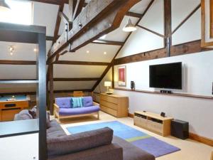 Airton14 Riverside Walk的配有沙发和平板电视的客厅