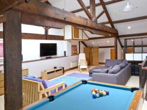 Airton14 Riverside Walk的有一张台球桌的客厅 更多5张照片