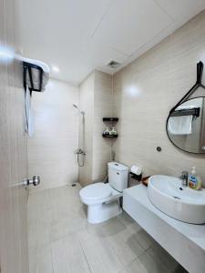 une salle de bain avec des toilettes blanches et un lavabo dans l'établissement Bill Homestay- Nera Garden Huế, à Thôn Văn Dương