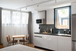 Kuchyň nebo kuchyňský kout v ubytování Limehome Madrid Calle de Bolivia