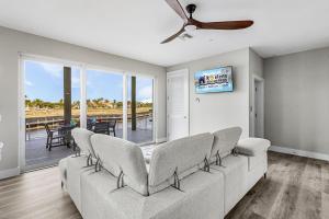 Televiisor ja/või meelelahutuskeskus majutusasutuses Waterfront Siren Luxe Cape Coral Escape, Dive into Bliss - The Nauti Mermaid - Roelens