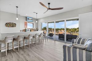 Istumisnurk majutusasutuses Waterfront Siren Luxe Cape Coral Escape, Dive into Bliss - The Nauti Mermaid - Roelens