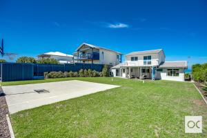 a house with a yard with a basketball court at Amazing Views in Middleton