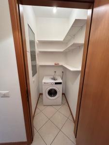 a small bathroom with a washing machine in a room at Il Centro Apartments 2 in Salsomaggiore Terme