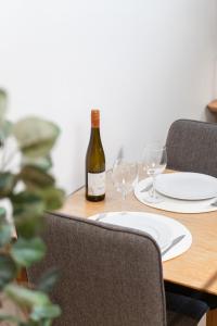 eine Flasche Wein mit zwei Gläsern auf einem Tisch in der Unterkunft Modern Studio in the Heart of Linné, Walk to Haga in Göteborg