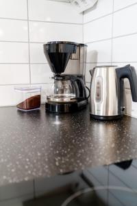 eine Kaffeemaschine auf einer Theke in der Unterkunft Modern Studio in the Heart of Linné, Walk to Haga in Göteborg