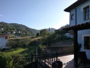 Ein allgemeiner Bergblick oder ein Berglick von des Bed & Breakfasts aus