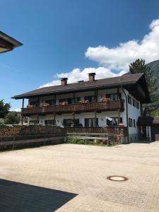 Haus Florian Sprenzel في Schmölz: مبنى أبيض كبير مع شرفة