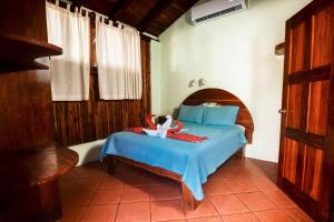 Ένα ή περισσότερα κρεβάτια σε δωμάτιο στο Poolside Unit at Beachfront Hotel