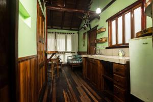 Η κουζίνα ή μικρή κουζίνα στο Poolside Unit at Beachfront Hotel