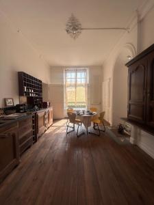 cocina con mesa en el centro de una habitación en la maison des dames, 